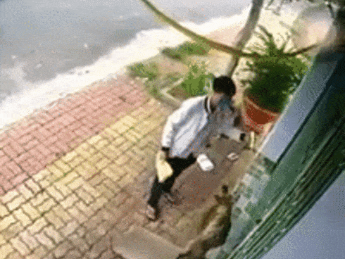 Miếng ăn đến miệng, ai nỡ lòng hất đi?-1