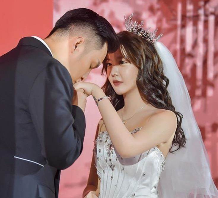 Dàn hot girl Trung Quốc lộ nhan sắc gây thất vọng khi tham dự đám cưới-2