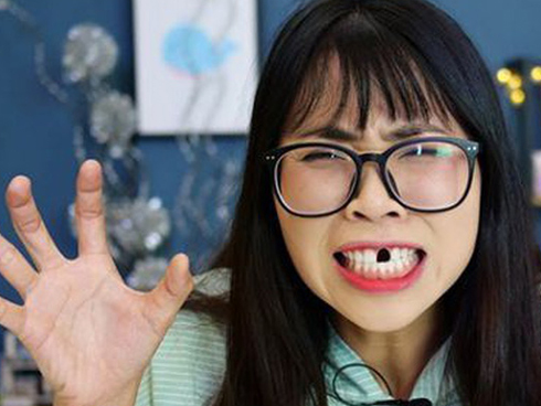 YouTuber Thơ Nguyễn bị chỉ trích vì clip nói chuyện, cho búp bê uống Coca để xin vía học giỏi cho các bạn nhỏ-2