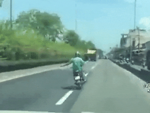 Thanh niên vừa đi xe máy vừa buông hai tay 'làm xiếc' trên đường