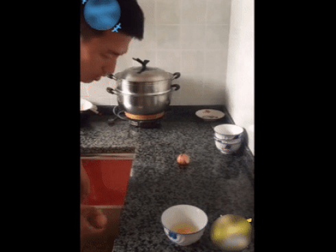 Miếng ăn đến miệng, ai nỡ lòng hất đi?