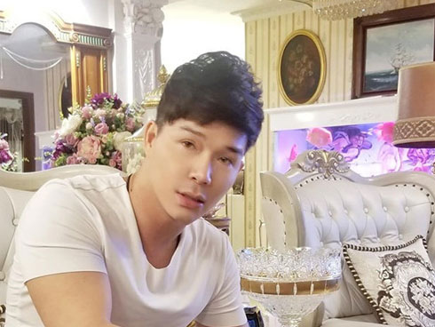 Ca sĩ hội chợ Du Thiên bị khán giả ném thẳng ghế nhựa vào người khi đang đứng hát-3