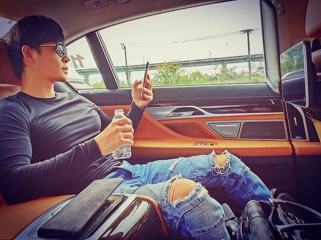 Khối tài sản kếch xù của nam ca sĩ dùng rượu rửa chân hết 200 triệu/tháng-6