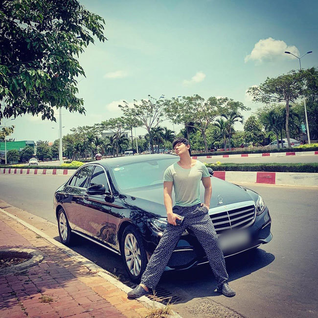 Khối tài sản kếch xù của nam ca sĩ dùng rượu rửa chân hết 200 triệu/tháng-4