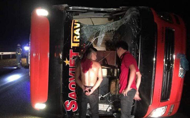Xe khách Sao Việt lật trên cao tốc Nội Bài - Lào Cai sau va chạm, 3 người bị thương-1