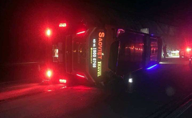 Xe khách Sao Việt lật trên cao tốc Nội Bài - Lào Cai sau va chạm, 3 người bị thương-2