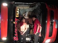 Xe khách Sao Việt lật trên cao tốc Nội Bài - Lào Cai sau va chạm, 3 người bị thương