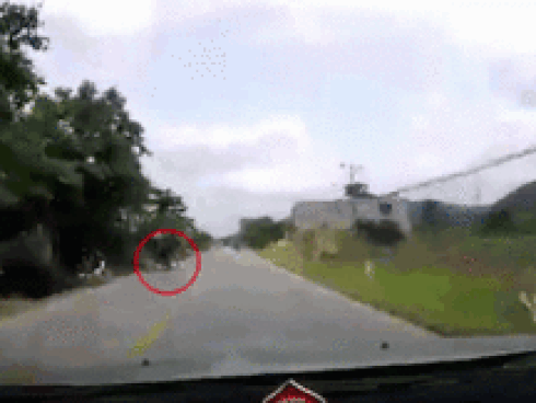 Sang đường ẩu, 2 thanh niên đi xe máy bị ô tô phóng nhanh hất văng