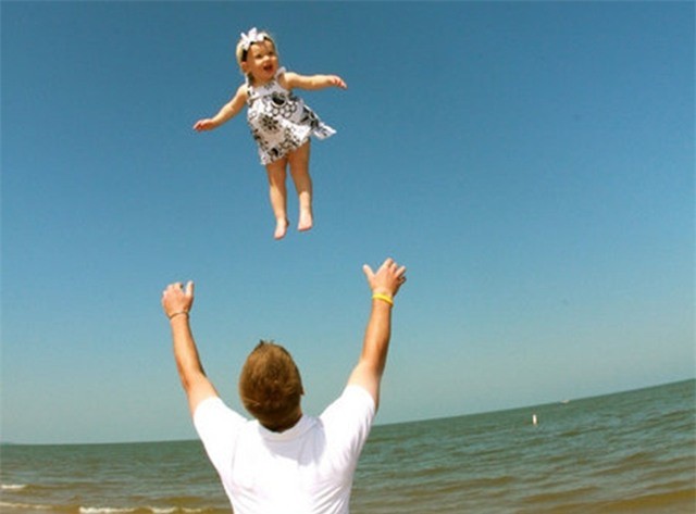 Được anh họ tung hứng lên cao như nhiều người lớn vẫn làm với con trẻ, bé gái 2 tuổi chết tức tưởi vì một thứ không ai có thể ngờ-2