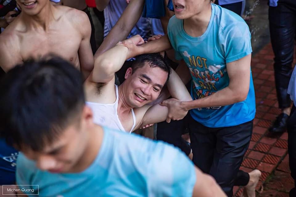 Khơi mào màn ném bóng nước với học sinh, thầy bí thư bị ném lại không trượt phát nào trong buổi học cuối cùng-2