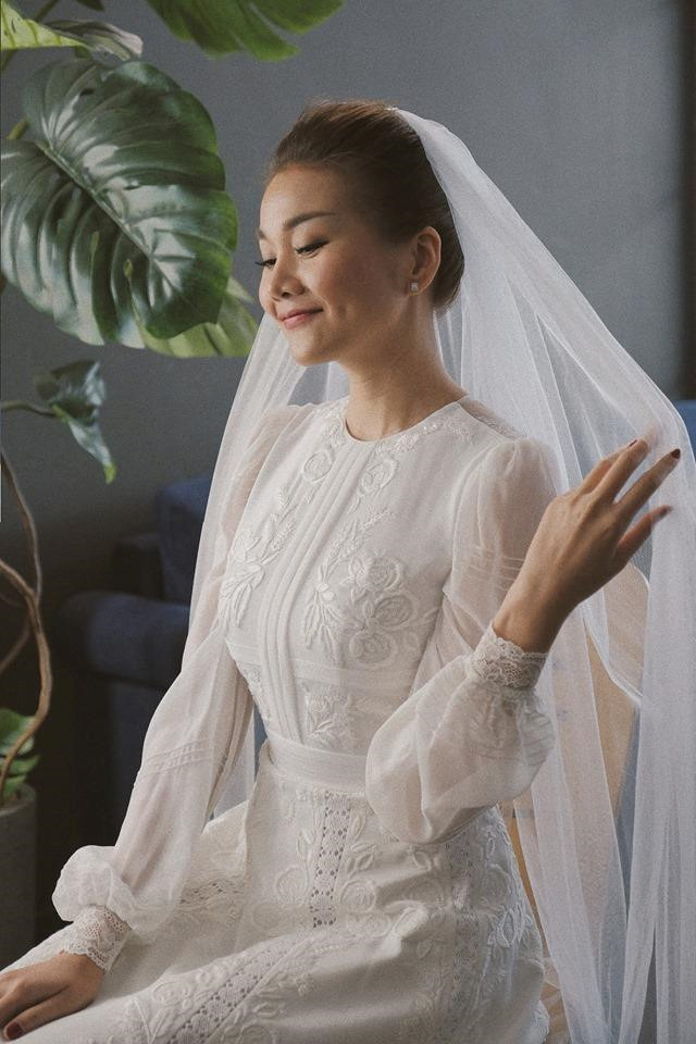 Thanh Hằng đăng ảnh mặc váy cưới, fan nghi Hà Anh Tuấn là chú rể-1