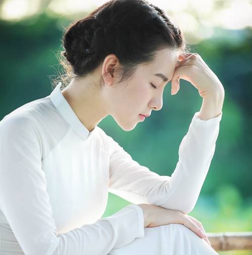 Mẹ U35 chụp ảnh ở đầm sen chẳng hở tí nào” vẫn gây ngỡ ngàng vì nhan sắc gái 18-1