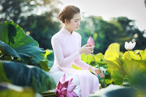 Mẹ U35 chụp ảnh ở đầm sen chẳng hở tí nào” vẫn gây ngỡ ngàng vì nhan sắc gái 18-2