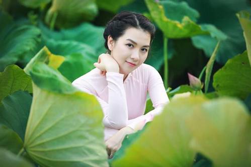 Mẹ U35 chụp ảnh ở đầm sen chẳng hở tí nào” vẫn gây ngỡ ngàng vì nhan sắc gái 18-3