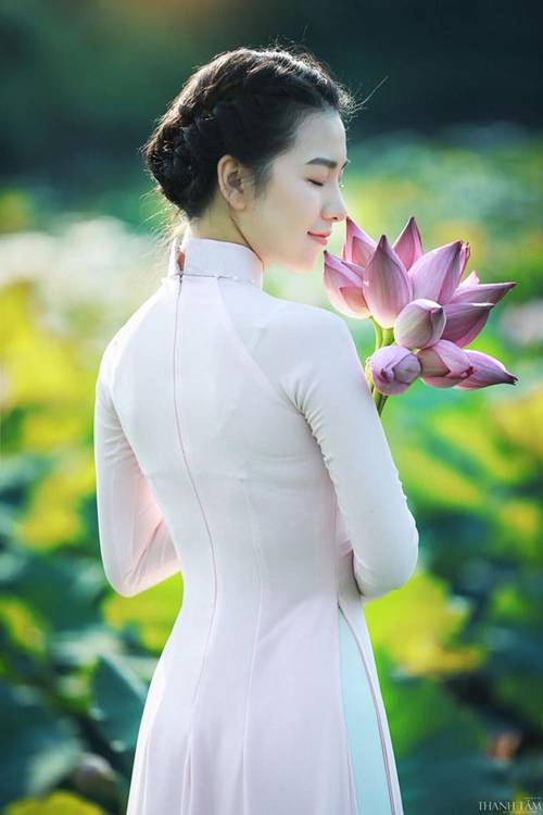 Mẹ U35 chụp ảnh ở đầm sen chẳng hở tí nào” vẫn gây ngỡ ngàng vì nhan sắc gái 18-4