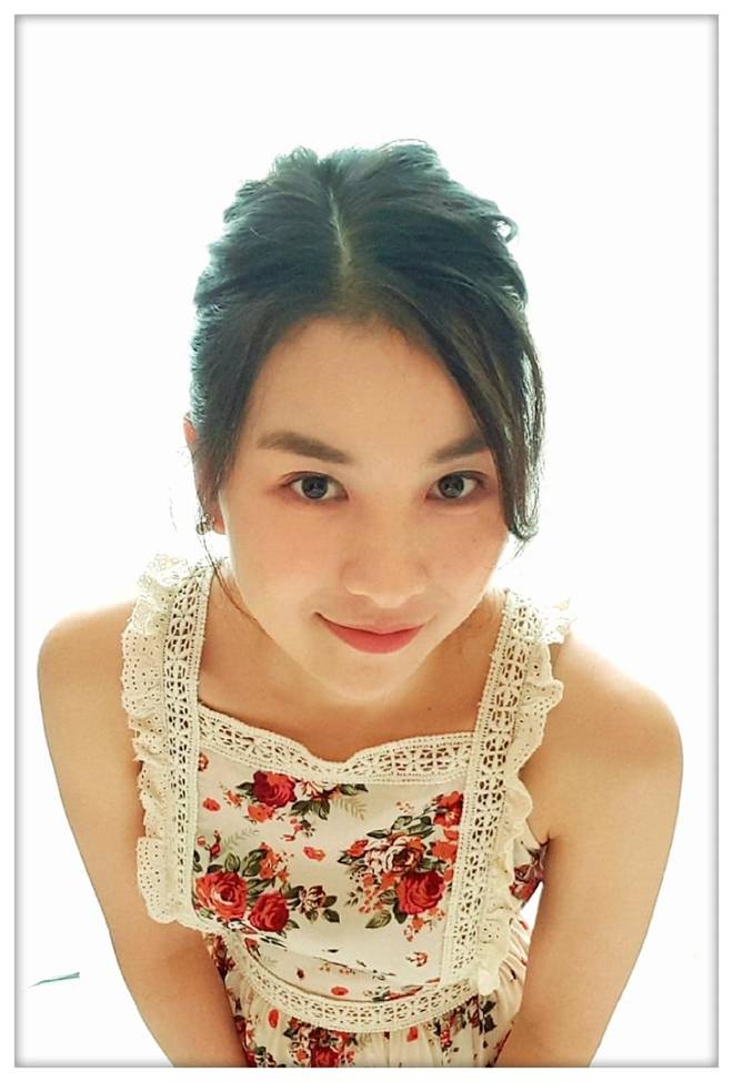 Mẹ U35 chụp ảnh ở đầm sen chẳng hở tí nào” vẫn gây ngỡ ngàng vì nhan sắc gái 18-8