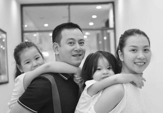 Mẹ U35 chụp ảnh ở đầm sen chẳng hở tí nào” vẫn gây ngỡ ngàng vì nhan sắc gái 18-9