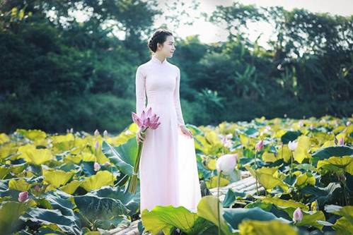 Mẹ U35 chụp ảnh ở đầm sen chẳng hở tí nào” vẫn gây ngỡ ngàng vì nhan sắc gái 18-7