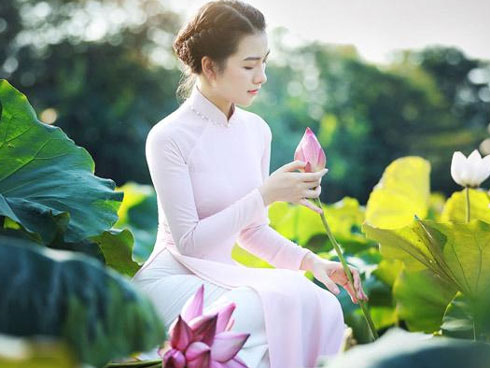 Mùa sen thị phi đã qua, hội chị em lại tan chảy với thiếu nữ má phính cao 80cm diện áo dài xinh như búp bê-16