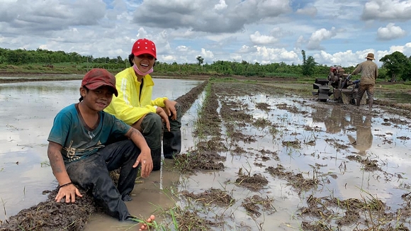 Rũ mác Hoa hậu, HHen Niê lội ruộng làm đồng, ăn cơm cá khô với biểu cảm khó đỡ nhất-1