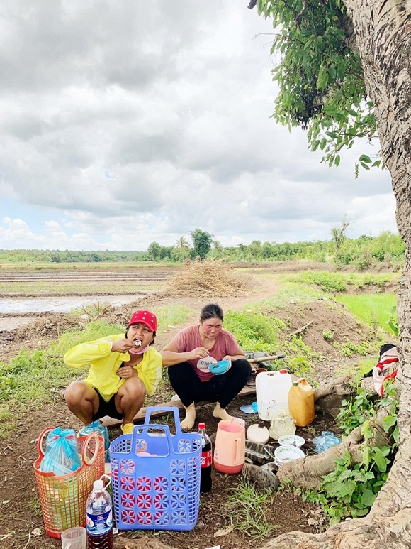 Rũ mác Hoa hậu, HHen Niê lội ruộng làm đồng, ăn cơm cá khô với biểu cảm khó đỡ nhất-6