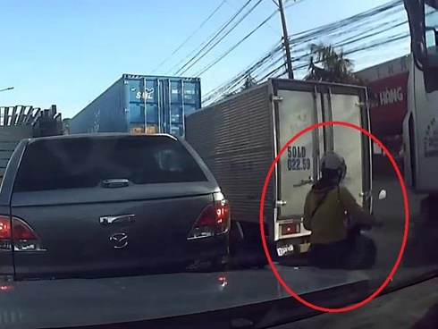 CLIP: Cận cảnh ô tô con bị xe container hất lên dải phân cách-1