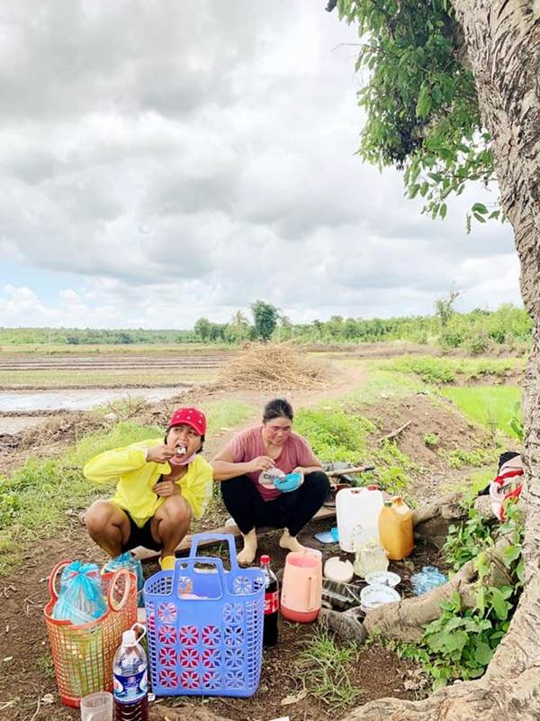 HHen Niê lại gây chú ý với hình ảnh đi dép tổ ong, ngồi bờ ruộng ăn cơm trưa-2