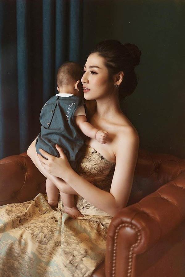 HHen Niê lại gây chú ý với hình ảnh đi dép tổ ong, ngồi bờ ruộng ăn cơm trưa-3