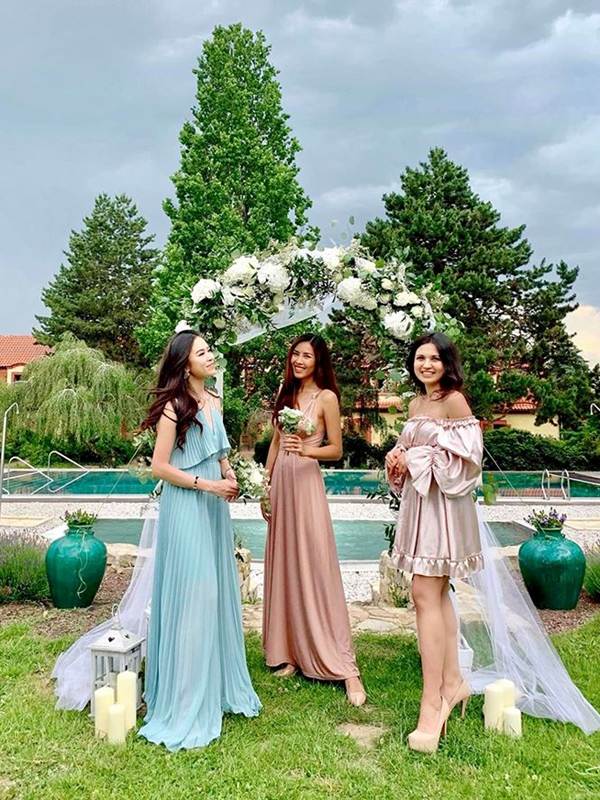 HHen Niê lại gây chú ý với hình ảnh đi dép tổ ong, ngồi bờ ruộng ăn cơm trưa-10