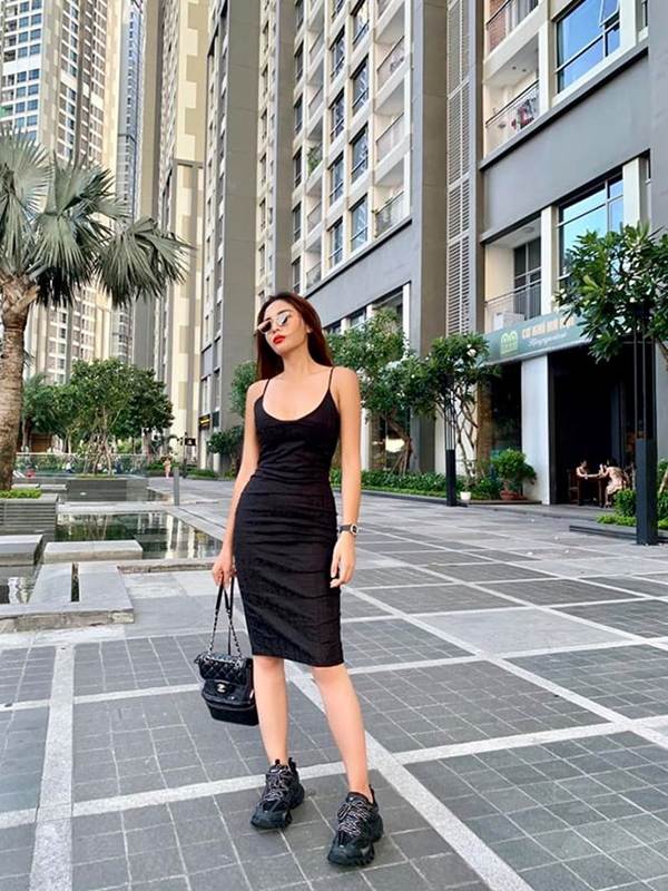 HHen Niê lại gây chú ý với hình ảnh đi dép tổ ong, ngồi bờ ruộng ăn cơm trưa-7