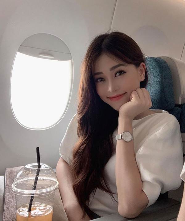 HHen Niê lại gây chú ý với hình ảnh đi dép tổ ong, ngồi bờ ruộng ăn cơm trưa-8