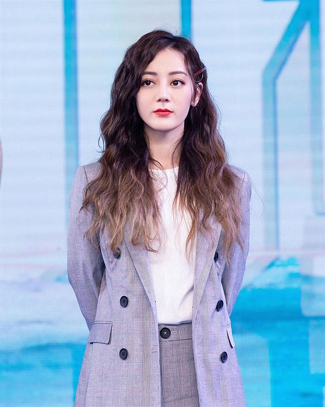 Địch Lệ Nhiệt Ba xinh gấp bội phần khi giã từ màu tóc truyền thống và chuyển sang kiểu tóc ombre cực kỳ chất chơi-1