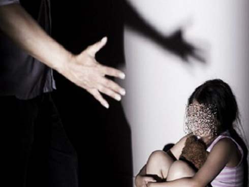 Rùng mình đoạn clip thầy giáo trường mẫu giáo sờ soạng khắp người bé trai, ẵm đứa trẻ vào góc khuất suốt hơn 20 phút-2