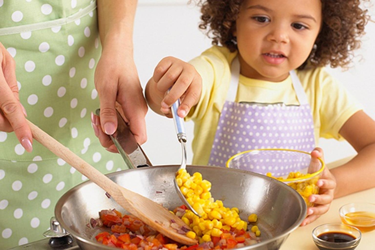 Приготовление еды детьми. Готовка с детьми. Готовка пищи для детей. Женщина с детьми и готовкой еды. Дети готовят еду.