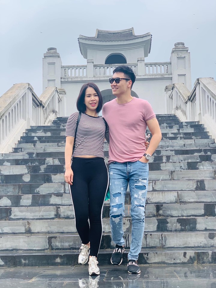 Cùng là nam thần giờ vàng, nhưng nếu Việt Anh bị dân mạng ném đá thì người này lại được 9,5 điểm vì thủy chung với vợ-1