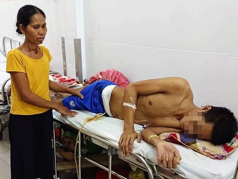 Mẹ nghèo bất lực nhìn con trai bị tai nạn nặng nề, nguy cơ phải đoạn chi mà không làm được gì