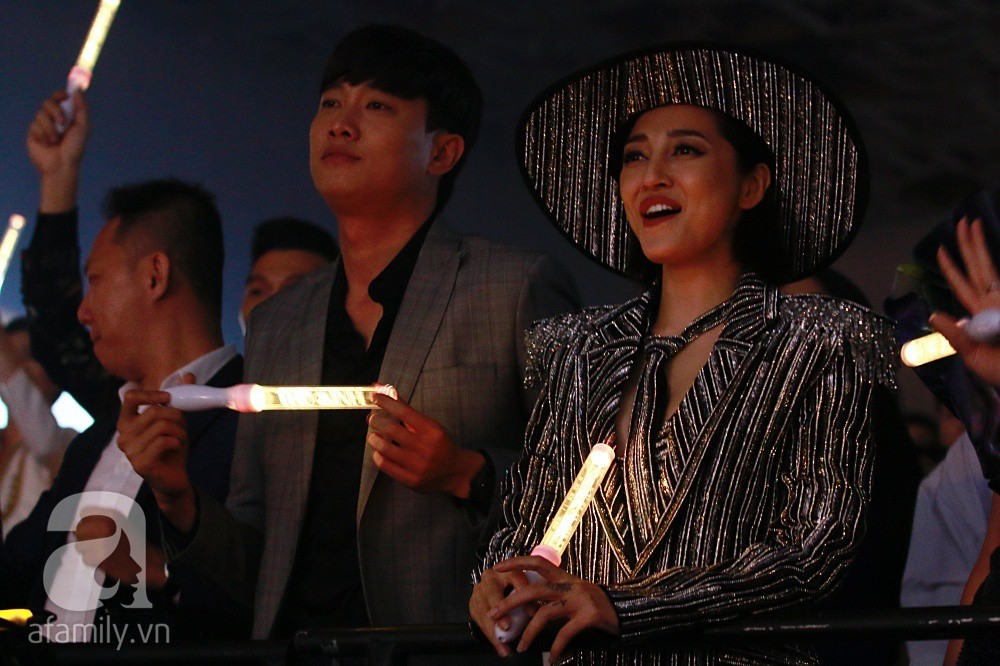 Quốc Trường dính chặt tình cũ Bảo Anh mặc thiên hạ quẩy nhiệt tình khi xem show Thu Minh-8