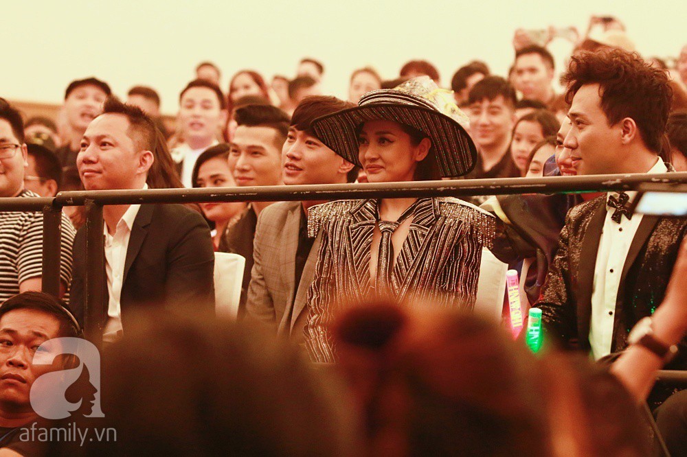 Quốc Trường dính chặt tình cũ Bảo Anh mặc thiên hạ quẩy nhiệt tình khi xem show Thu Minh-1