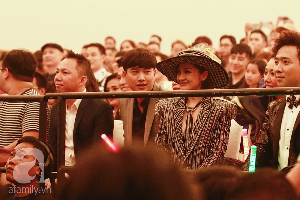 Quốc Trường dính chặt tình cũ Bảo Anh mặc thiên hạ quẩy nhiệt tình khi xem show Thu Minh-2