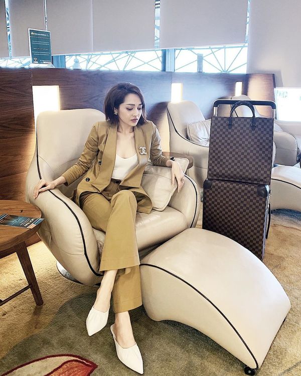 Chiều cao vượt ngưỡng mét tám, Mai Phương Thúy muốn soi gương làm duyên cũng phải cúi người khó khăn thế này-2