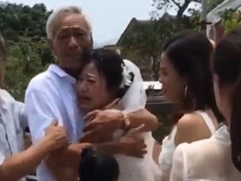 Khoảnh khắc cha già gạt nước mắt, tiễn con gái về nhà chồng khiến nhiều người xúc động