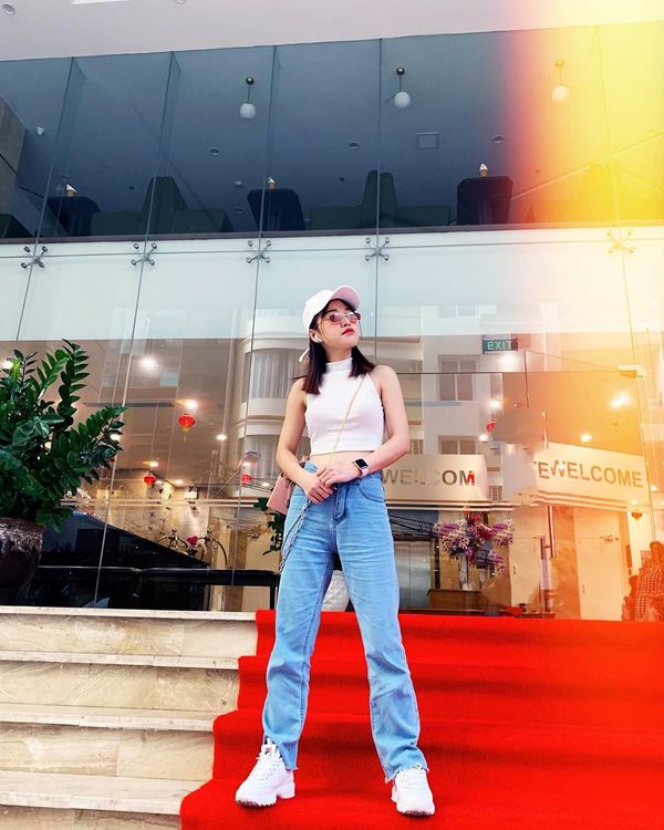 Chiều cao vượt ngưỡng mét tám, Mai Phương Thúy muốn soi gương làm duyên cũng phải cúi người khó khăn thế này-9