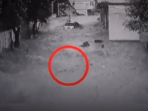 Người đi bộ giải cứu 2 người già bị lũ cuốn trôi trên phố-1