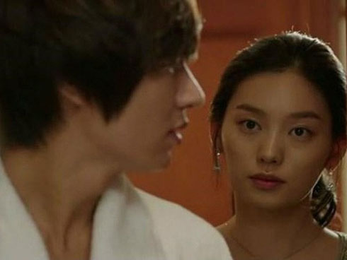 Vợ chồng cãi nhau, mẹ tôi khuyên can, nào ngờ vợ hung dữ chỉ tay thách thức một câu khiến tôi tức sôi máu phải gọi bố mẹ vợ tới nhà-3