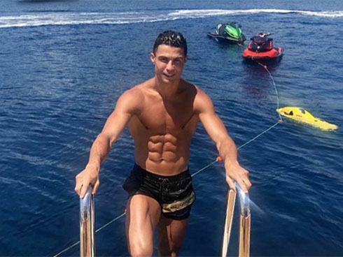 Cha con Ronaldo khoe thân hình một chín một mười, cô bạn gái nóng bỏng của CR7 cũng chẳng chịu kém cạnh-8