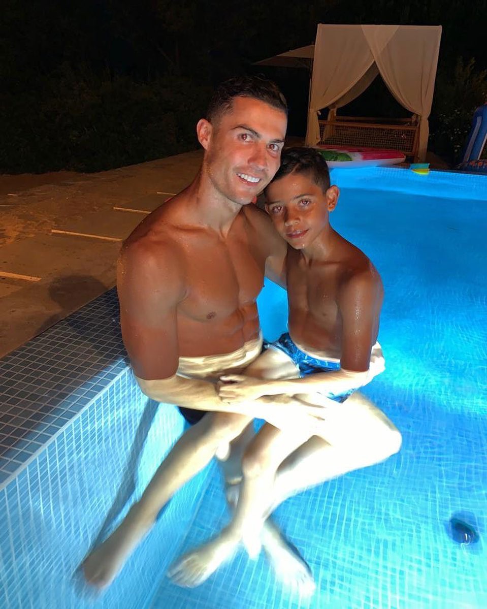 Chỉ vì một trò tiêu khiển bình thường, Ronaldo bỗng dưng trở thành đề tài đàm tiếu của cư dân mạng-6