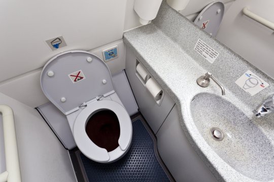 Phát hiện toilet máy bay bị tắc, nhân viên vệ sinh rùng mình lôi lên một thai nhi bị vứt bỏ, cả chuyến bay bị hủy để điều tra-2