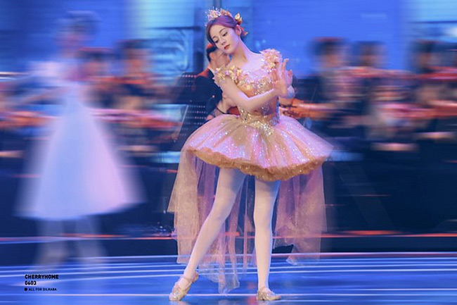 Mỹ nhân tộc người đẹp nhất Trung Quốc khoác gì lên người cũng gợi cảm mê hồn-16