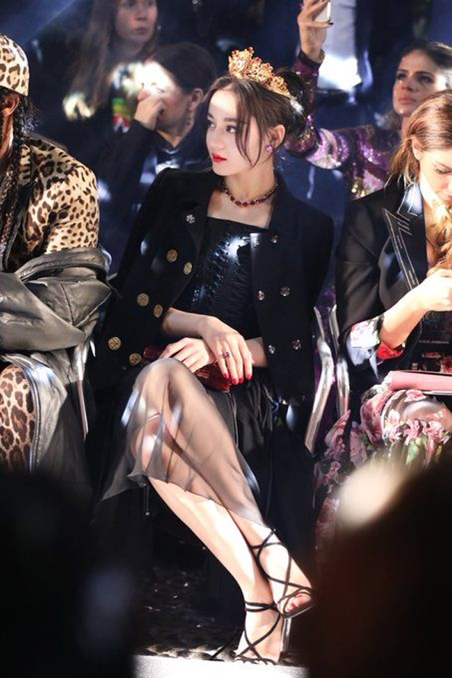 Mỹ nhân tộc người đẹp nhất Trung Quốc khoác gì lên người cũng gợi cảm mê hồn-17