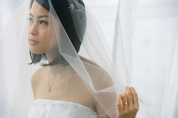 Thấy dòng comment khẩu nghiệp từ người yêu cũ của chồng ngay dưới tấm ảnh cưới, tôi cười nhạt hỏi một câu khiến chị ta im lìm-1